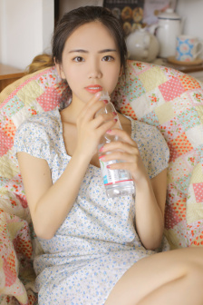 和妈妈在家里做运动的
